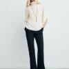 Bluse mit hohem Kragen und asymmetrischen Ärmeln Bluse mit hohem Kragen und asymmetrischen Ärmeln