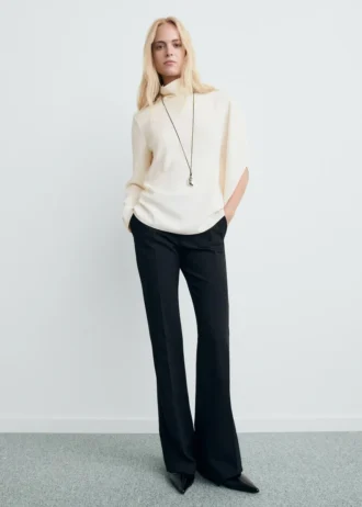 Bluse mit hohem Kragen und asymmetrischen Ärmeln