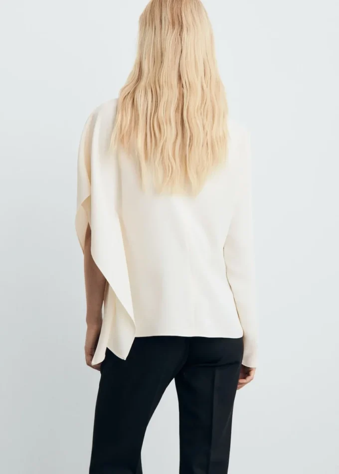 Bluse mit hohem Kragen und asymmetrischen Ärmeln Bluse mit hohem Kragen und asymmetrischen Ärmeln