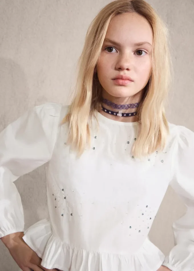 Bluse mit Perlenstickerei Bluse mit Perlenstickerei