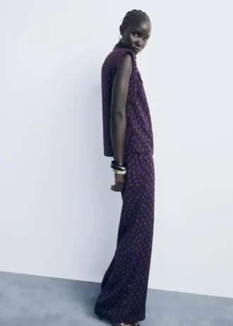 Bluse mit Polka-Dot-Muster und drapiertem Kragen Bluse mit Polka-Dot-Muster und drapiertem Kragen
