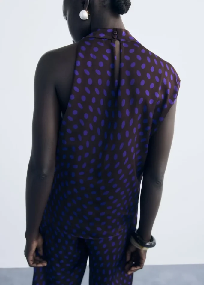 Bluse mit Polka-Dot-Muster und drapiertem Kragen Bluse mit Polka-Dot-Muster und drapiertem Kragen