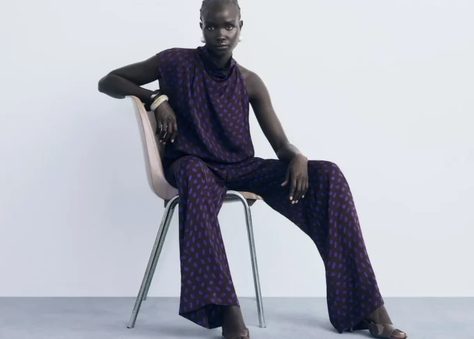 Bluse mit Polka-Dot-Muster und drapiertem Kragen Bluse mit Polka-Dot-Muster und drapiertem Kragen