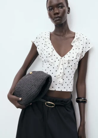 Bluse mit Polka-Dots und Rüschen Bluse mit Polka-Dots und Rüschen