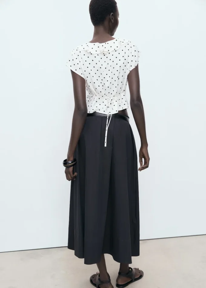 Bluse mit Polka-Dots und Rüschen Bluse mit Polka-Dots und Rüschen