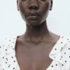 Bluse mit Polka-Dots und Rüschen Bluse mit Polka-Dots und Rüschen