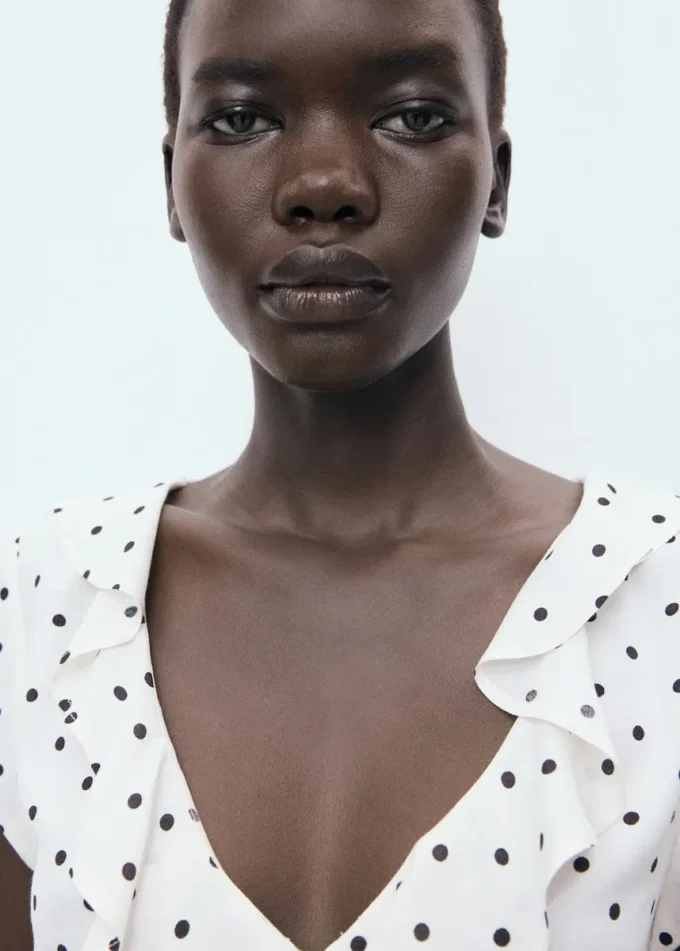 Bluse mit Polka-Dots und Rüschen Bluse mit Polka-Dots und Rüschen