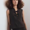 Bluse mit V-Ausschnitt und Schleifen Bluse mit V-Ausschnitt und Schleifen
