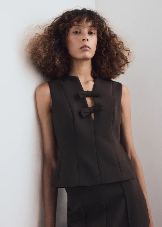 Bluse mit V-Ausschnitt und Schleifen Bluse mit V-Ausschnitt und Schleifen