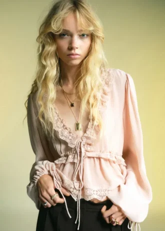 Bluse mit V-Ausschnitt und Spitzenbesatz