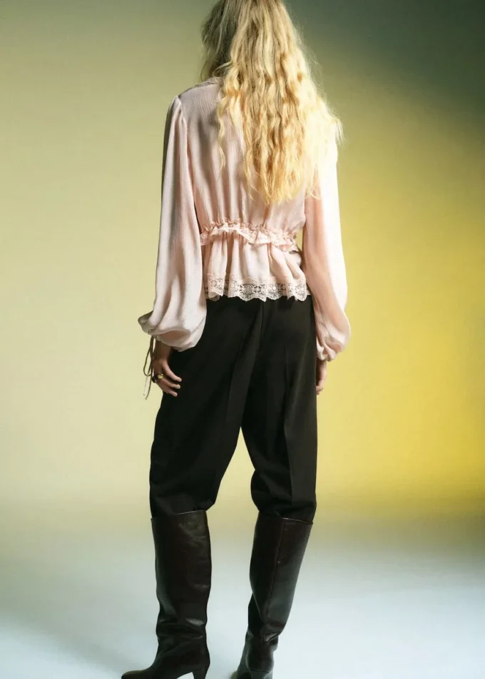 Bluse mit V-Ausschnitt und Spitzenbesatz Bluse mit V-Ausschnitt und Spitzenbesatz