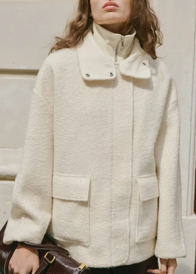 Bouclé-Jacke mit hohem Kragen Bouclé-Jacke mit hohem Kragen