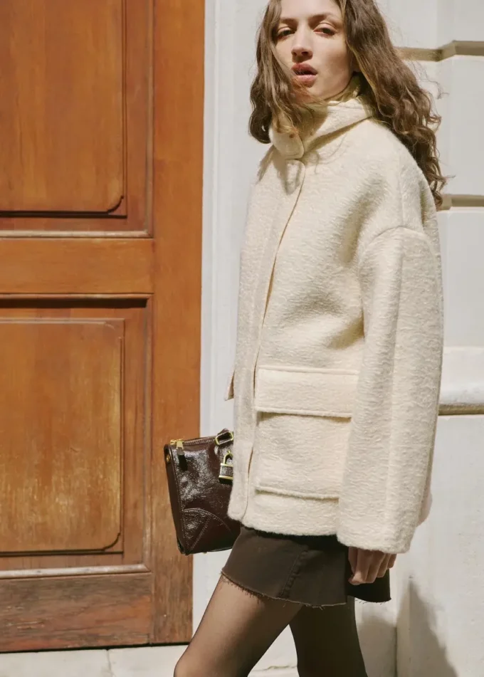 Bouclé-Jacke mit hohem Kragen Bouclé-Jacke mit hohem Kragen