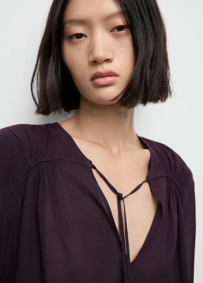 Chiffonbluse mit Schleifenausschnitt
