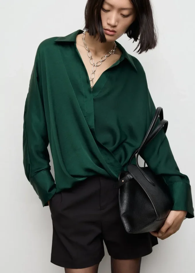 Crossover-Bluse aus Satin