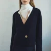 Crossover-Strickjacke mit Schmuckknöpfen