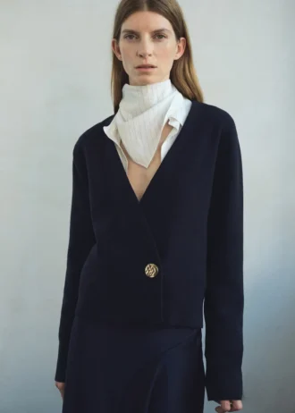 Crossover-Strickjacke mit Schmuckknöpfen