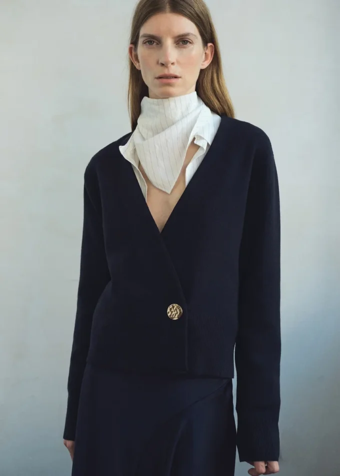 Crossover-Strickjacke mit Schmuckknöpfen