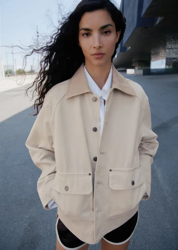 Denim-Barnjacke mit kontrastierendem Kragen Denim-Barnjacke mit kontrastierendem Kragen