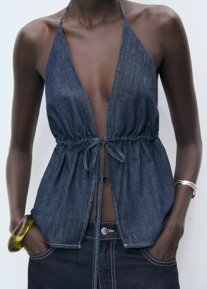 Denim-Oberteil mit V-Ausschnitt und Schleife Denim-Oberteil mit V-Ausschnitt und Schleife