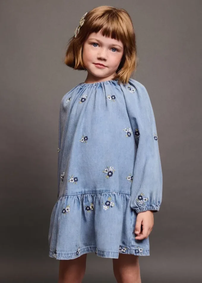 Denimkleid mit Blumenstickerei Denimkleid mit Blumenstickerei