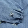 Denimkleid mit Blumenstickerei Denimkleid mit Blumenstickerei
