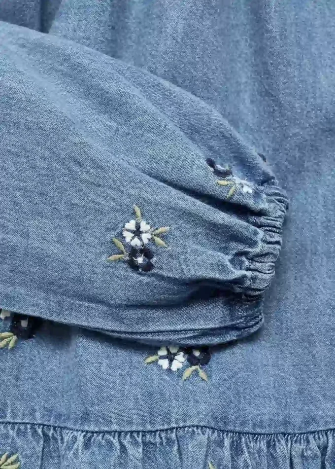 Denimkleid mit Blumenstickerei Denimkleid mit Blumenstickerei