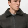 Doppelseitige Jacke mit Details aus Schaffell Doppelseitige Jacke mit Details aus Schaffell