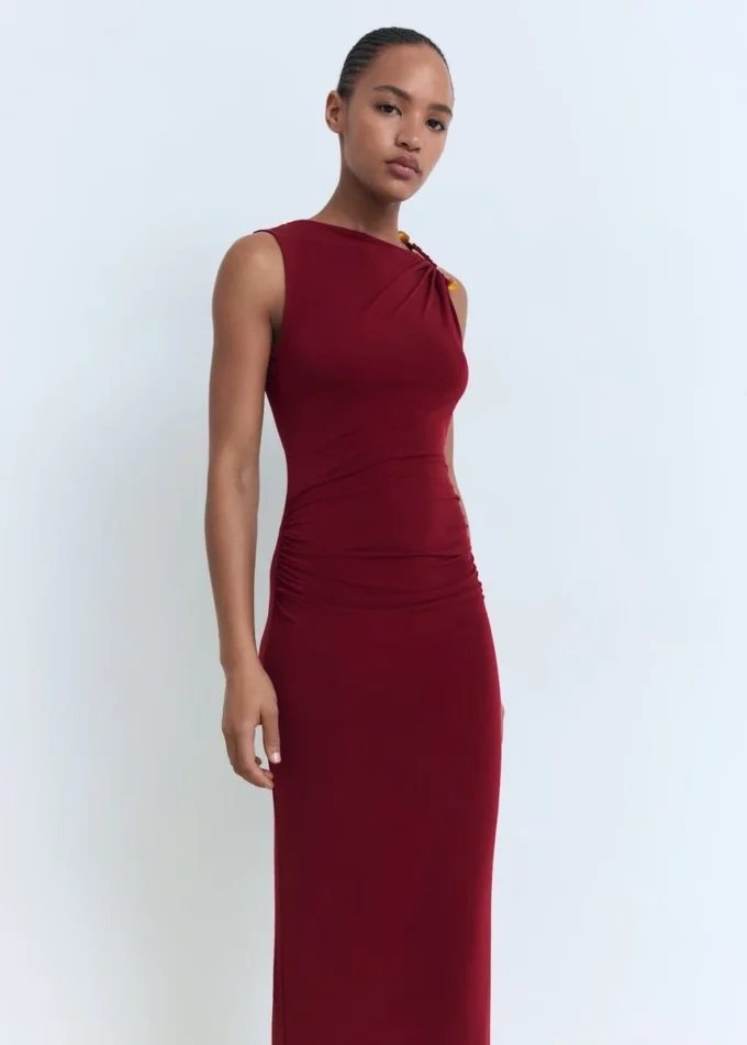 Drapiertes Kleid mit Schmuckdetails