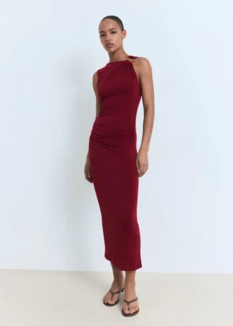 Drapiertes Kleid mit Schmuckdetails