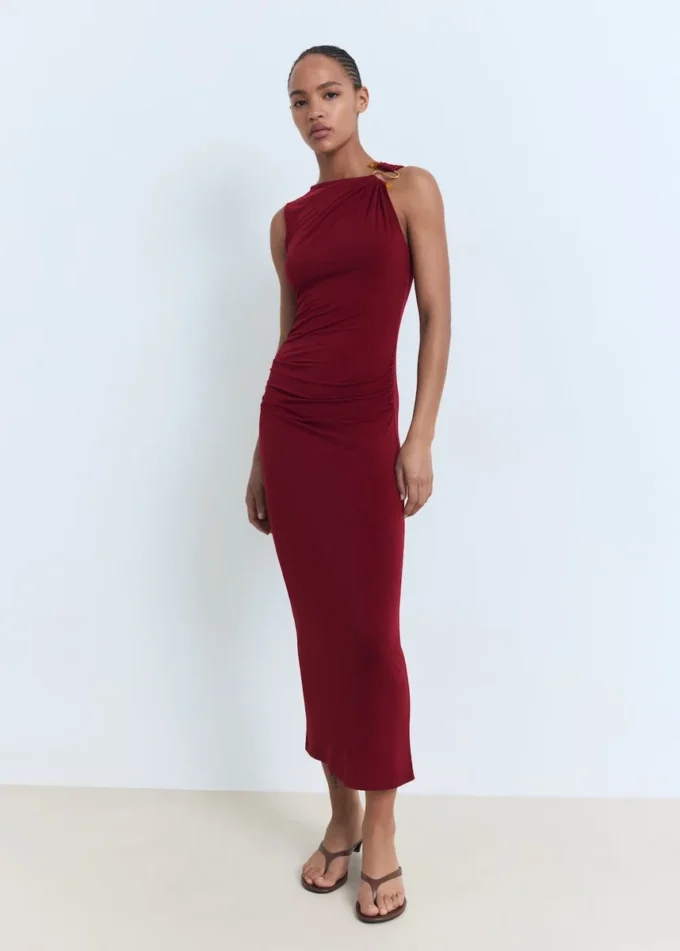 Drapiertes Kleid mit Schmuckdetails