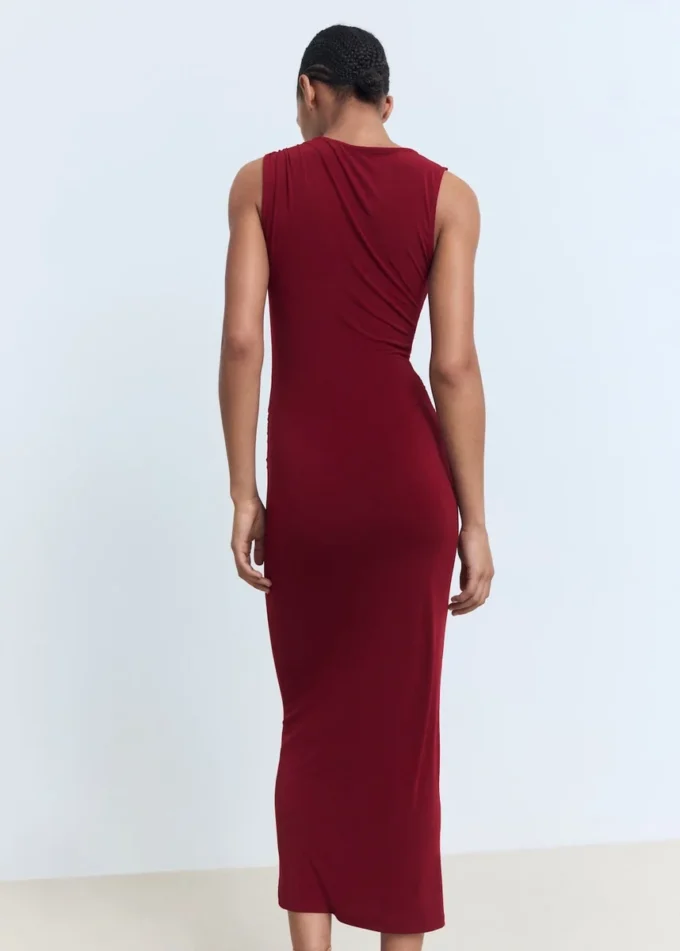 Drapiertes Kleid mit Schmuckdetails
