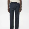 Dunkelblaue Jeans mit gerader Passform Dunkelblaue Jeans mit gerader Passform
