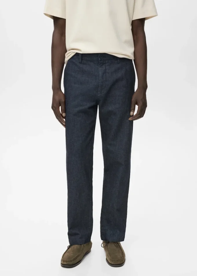 Dunkelblaue Jeans mit gerader Passform Dunkelblaue Jeans mit gerader Passform