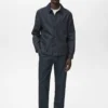 Dunkelblaue Jeans mit gerader Passform Dunkelblaue Jeans mit gerader Passform