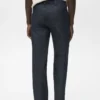 Dunkelblaue Jeans mit gerader Passform Dunkelblaue Jeans mit gerader Passform