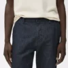 Dunkelblaue Jeans mit gerader Passform Dunkelblaue Jeans mit gerader Passform