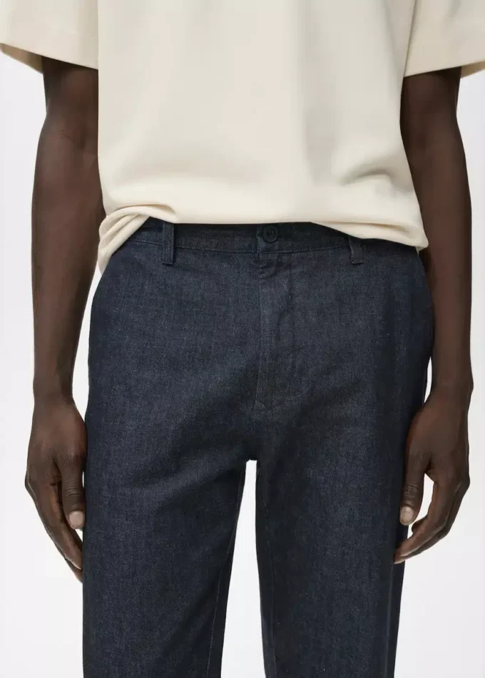 Dunkelblaue Jeans mit gerader Passform Dunkelblaue Jeans mit gerader Passform
