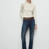 Durchbrochen gestrickter Pullover mit Blumenmuster Durchbrochen gestrickter Pullover mit Blumenmuster