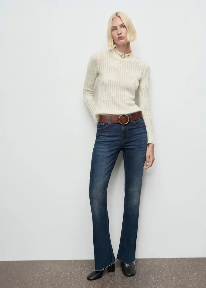 Durchbrochen gestrickter Pullover mit Blumenmuster Durchbrochen gestrickter Pullover mit Blumenmuster