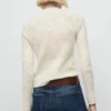 Durchbrochen gestrickter Pullover mit Blumenmuster Durchbrochen gestrickter Pullover mit Blumenmuster