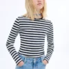 Einfaches gestreiftes T-Shirt