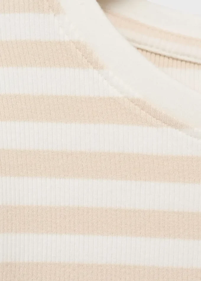 Einfaches gestreiftes T-Shirt