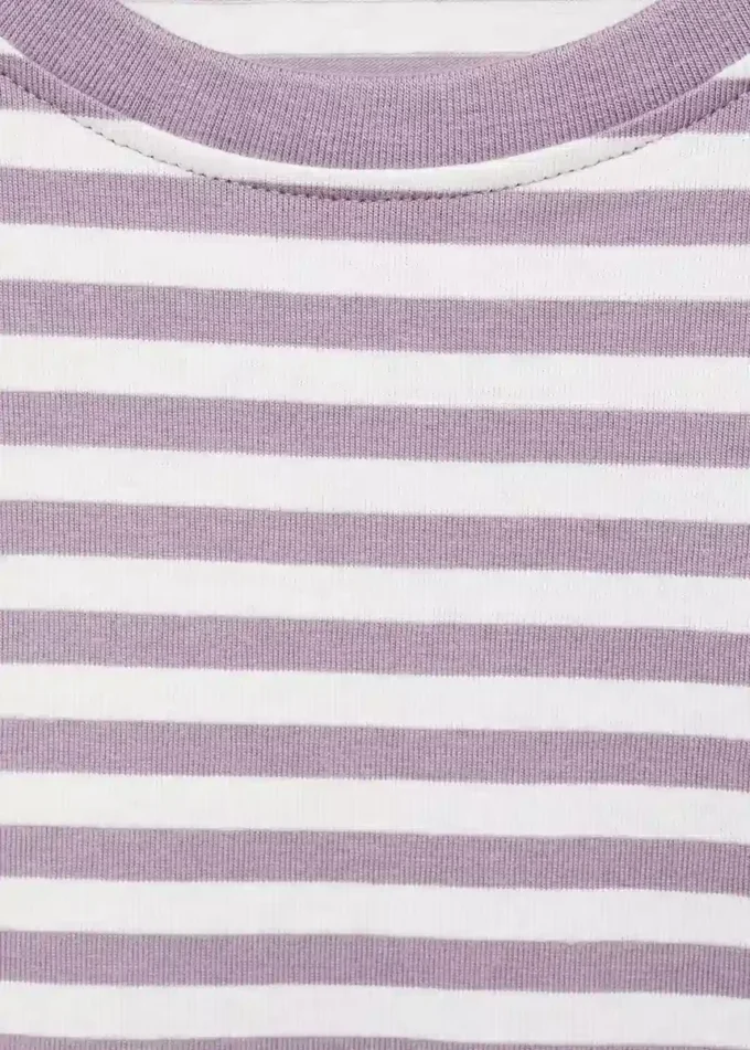 Einfaches gestreiftes T-Shirt Einfaches gestreiftes T-Shirt