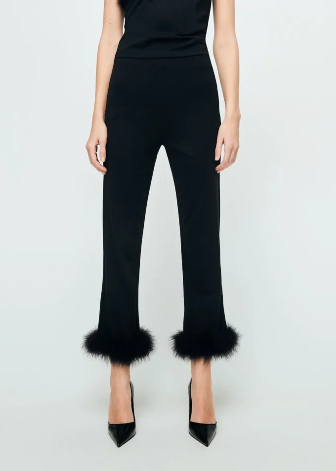 Fein gestrickte Caprihose mit Federn Fein gestrickte Caprihose mit Federn