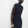 Fein gestricktes Kleid mit gerafften Seiten