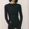 Fein gestricktes Kleid mit metallischen Details