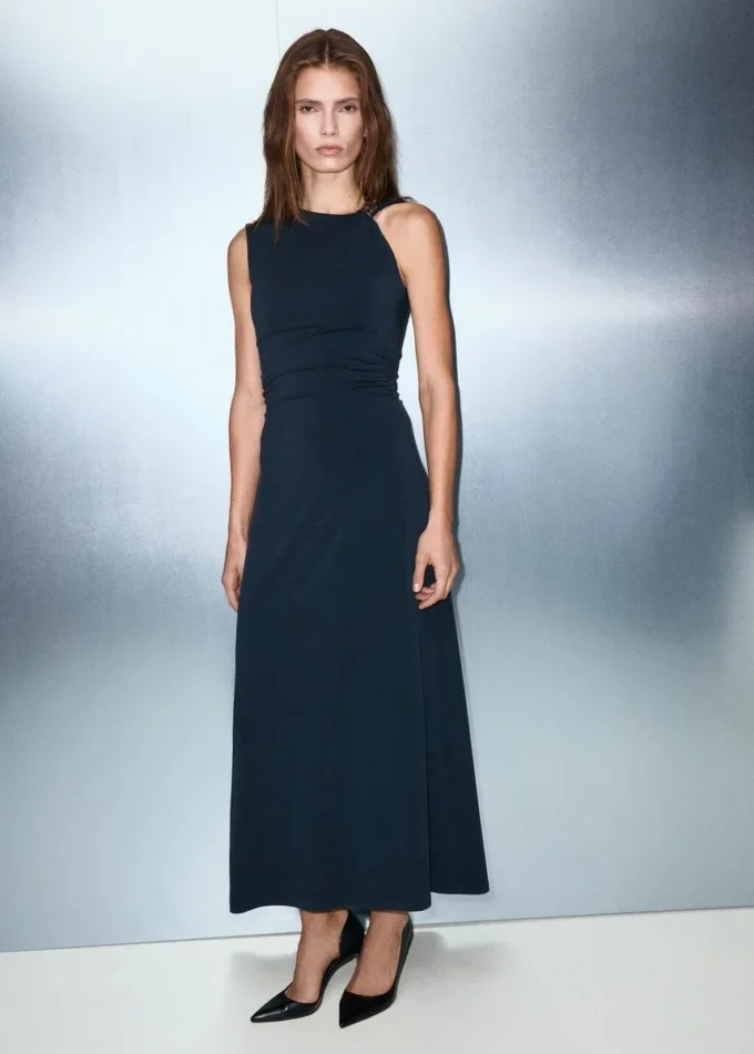 Fein gestricktes Kleid mit metallischen Details