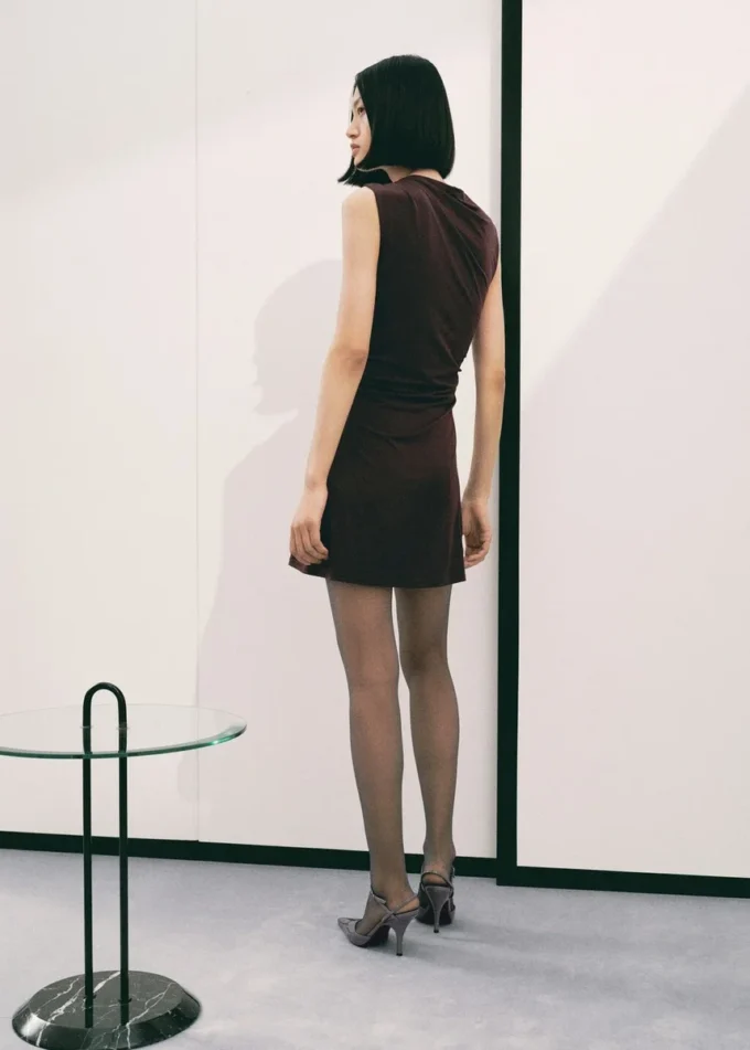 Fein gestricktes Kleid mit metallischen Details