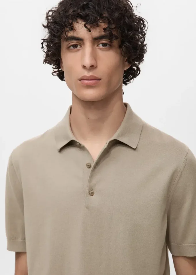 Fein gestricktes Poloshirt aus 100 % Baumwolle Fein gestricktes Poloshirt aus 100 % Baumwolle
